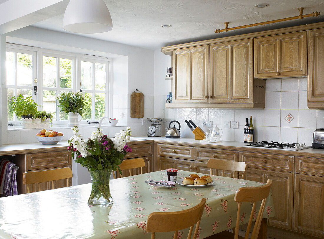 Scones und floraler Tafelaufsatz in der Einbauküche eines Hauses in Buckinghamshire England UK