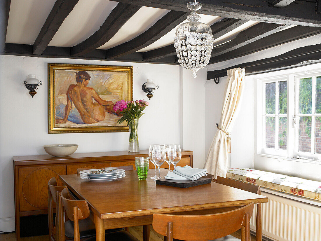 Balken-Esszimmer mit Vintage-Möbeln in einem Cottage in Buckinghamshire (England)