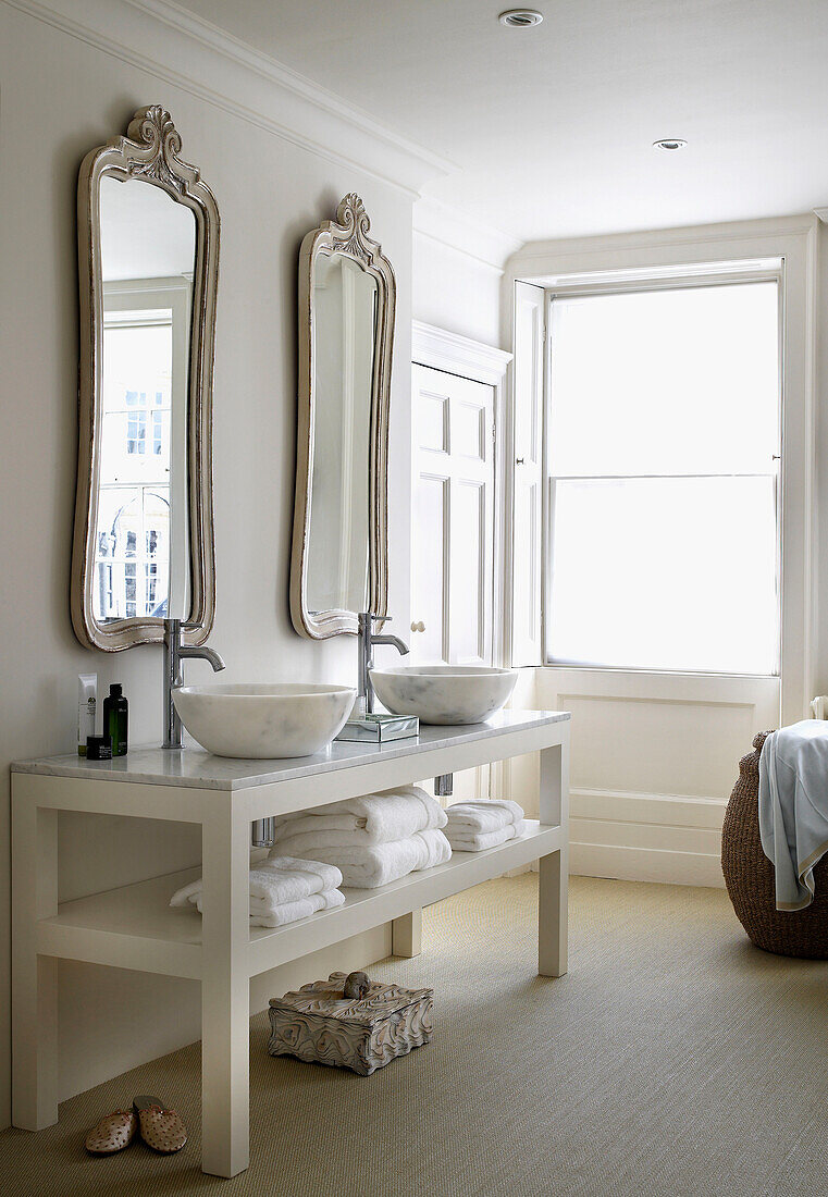 Doppelwaschbecken und Spiegel im Badezimmer eines modernen Hauses in Bath, Somerset, England
