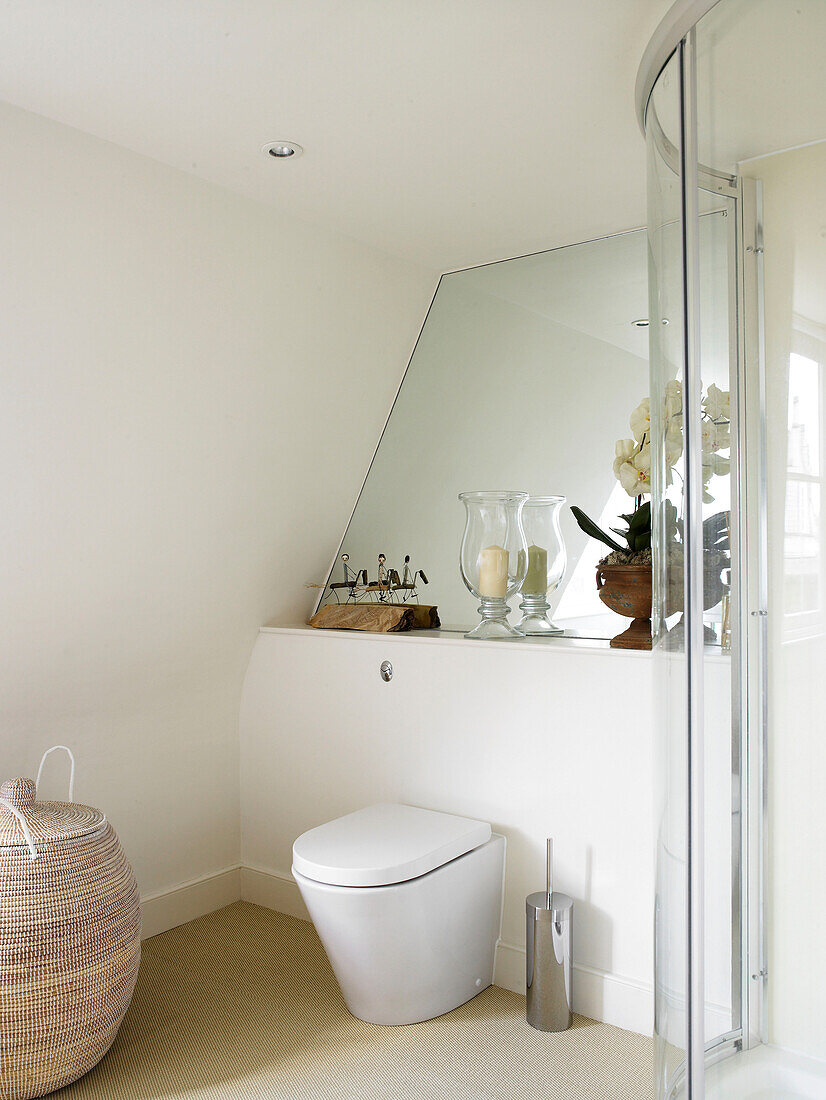 Verspiegelte Wand und Duschkabine im Badezimmer eines modernen Hauses in Bath Somerset, England, UK