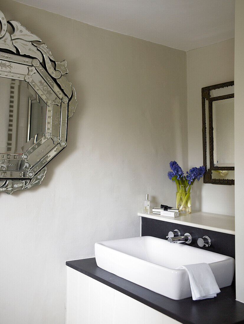 Vertieftes Waschbecken und Spiegel mit Silberrahmen in einem Haus in der Stadt Bath in Somerset, England, UK