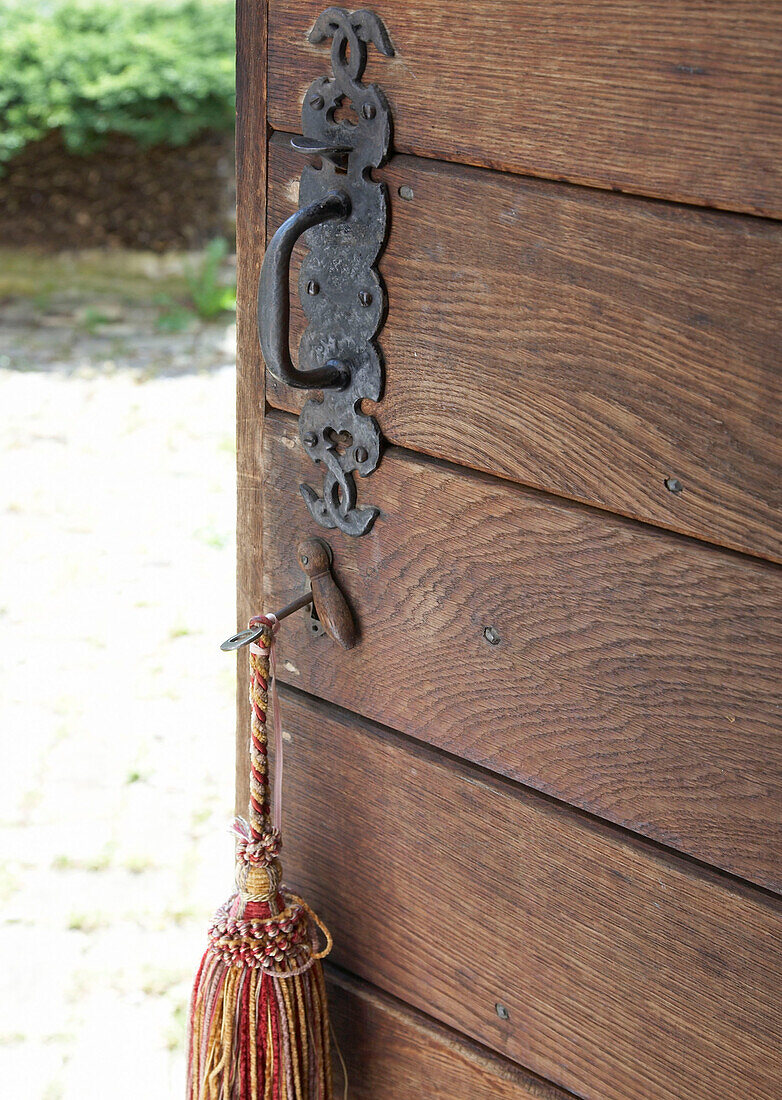 Schlüssel mit Quaste in der Tür eines Landhauses in Suffolk, England, UK