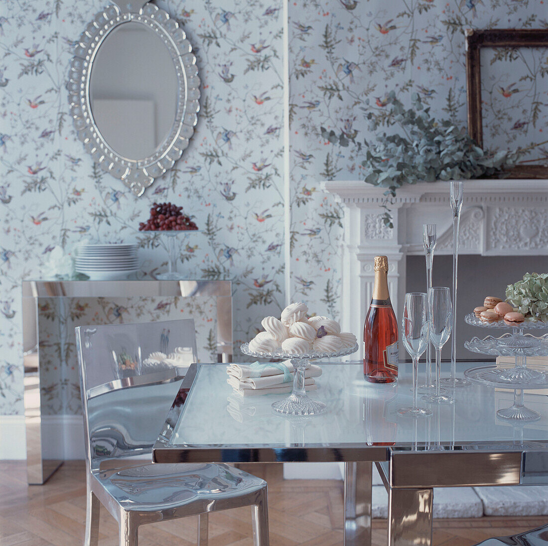 Modernes Esszimmer mit Blumentapete und gedecktem Mittagstisch