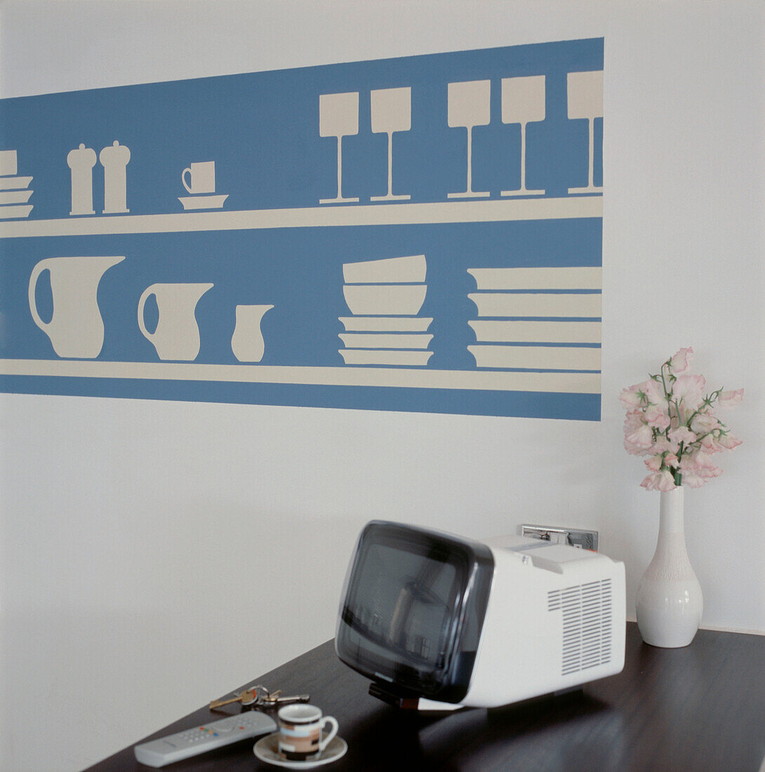 Zeitgenössische Küche mit türkisem und weißem Wandgemälde und TV auf der Arbeitsplatte