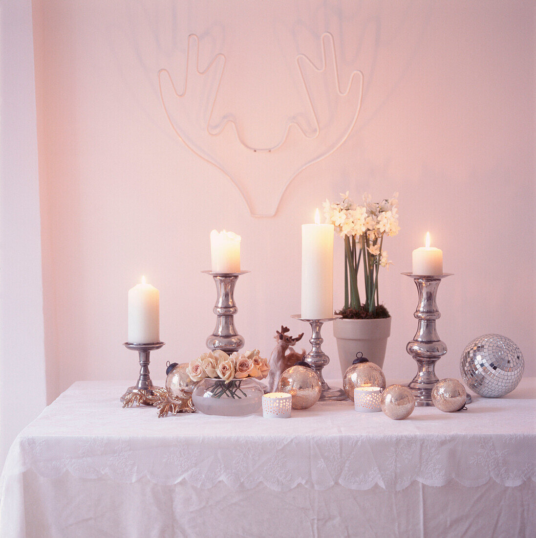 Mit Kerzen beleuchtete Tischplatte mit Weihnachtsdekoration