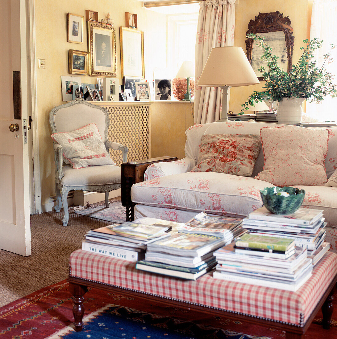 Wohnzimmer im Landhausstil mit Sofa und Stuhl aus geblümten Stoffen