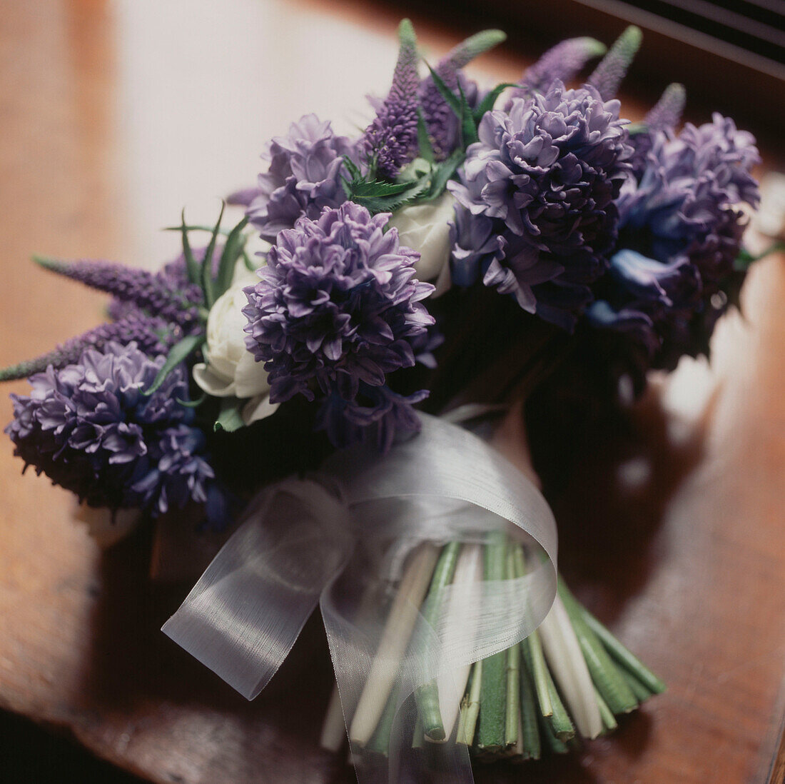 Violetter Blumenstrauß auf einer Tischplatte