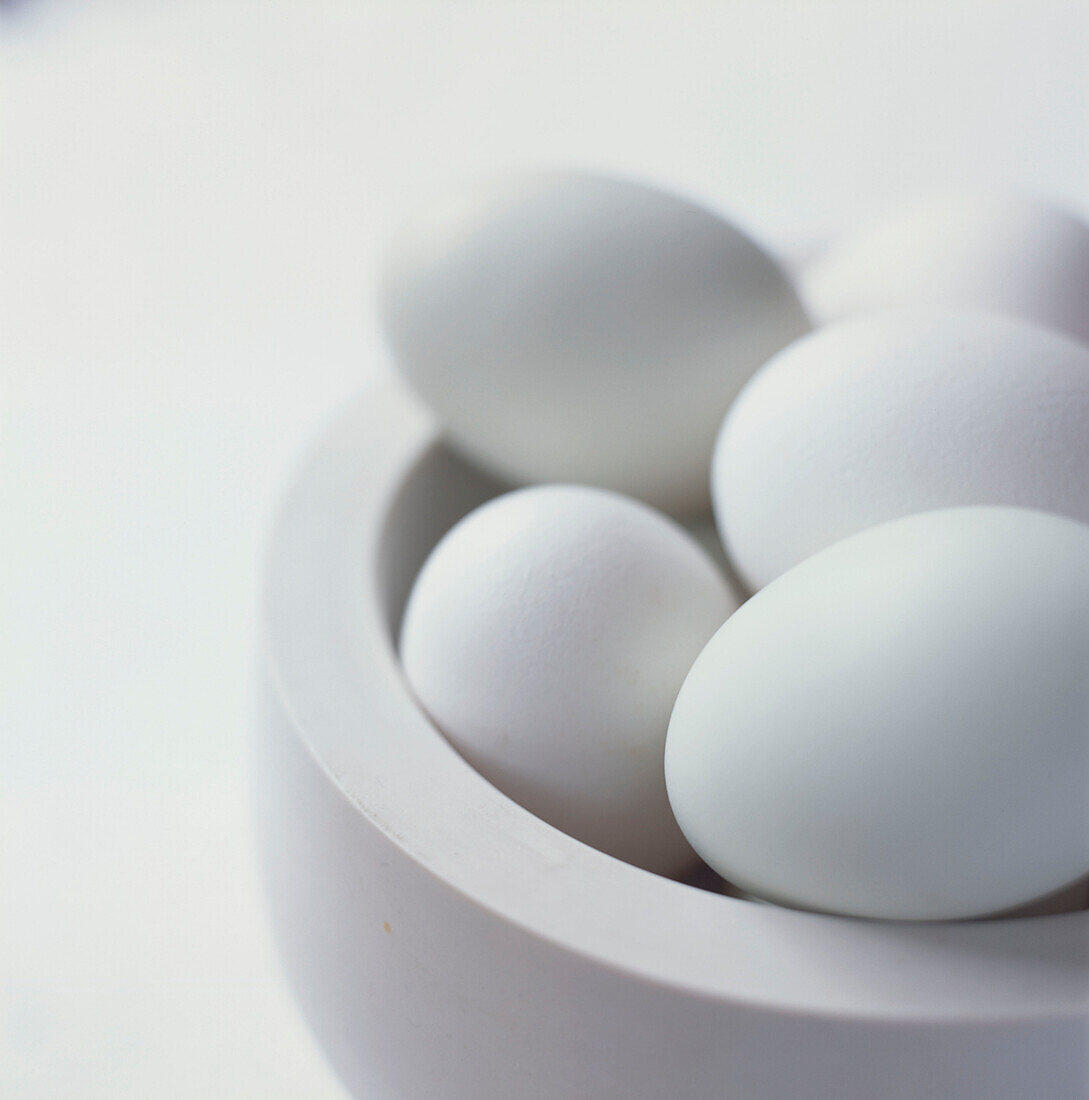 Weiße Schale mit weißen Eiern