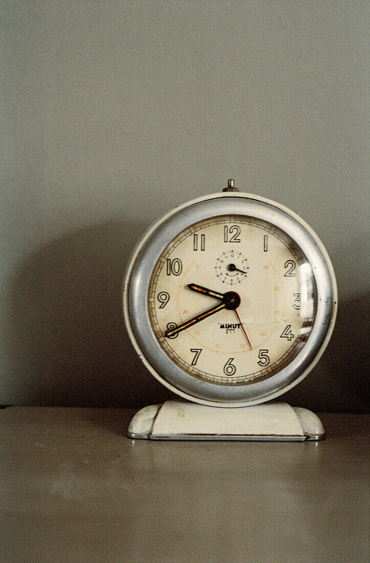 Uhr auf einer Tischplatte