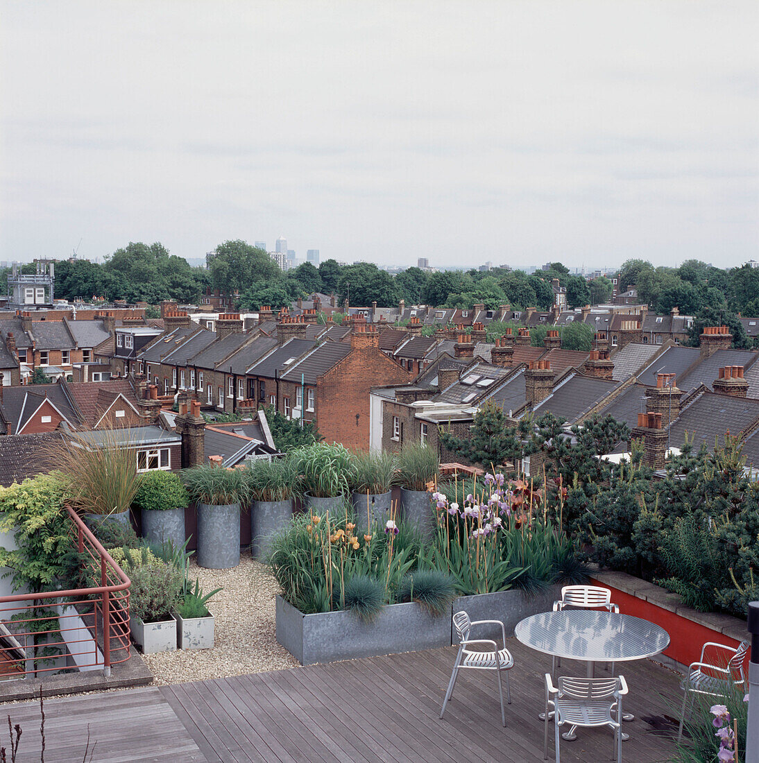 Moderner Terrassen-Dachgarten mit Blick auf die Dächer