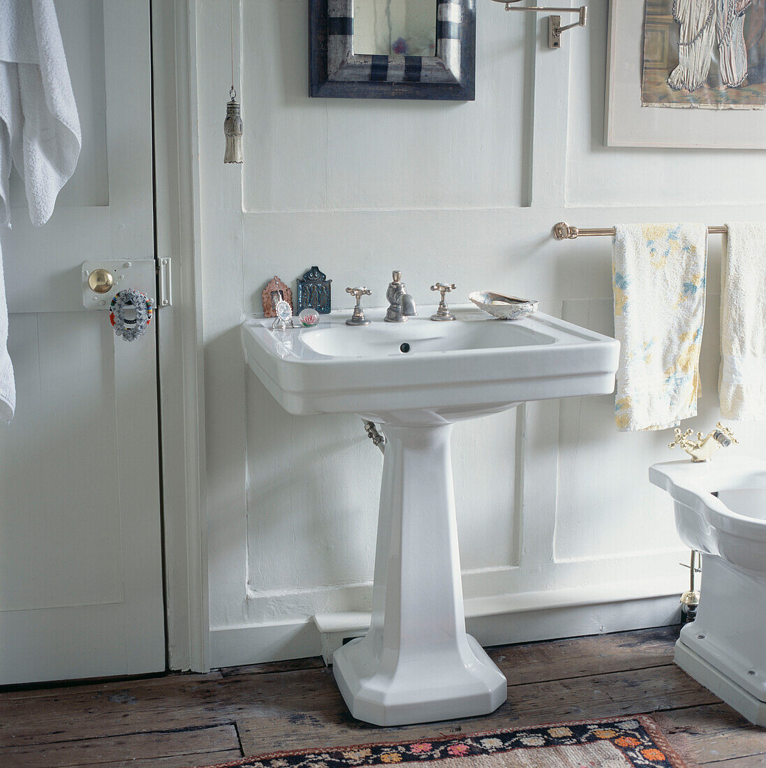Weißes holzgetäfeltes Badezimmer im Landhausstil mit altem Waschbecken