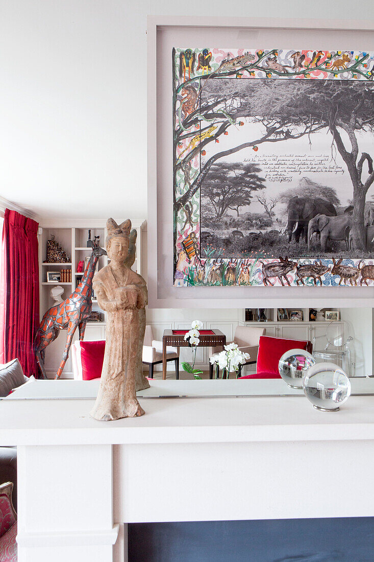 Ornament und Figur auf dem Kaminsims im Wohnzimmer eines modernen Hauses in London, England, UK