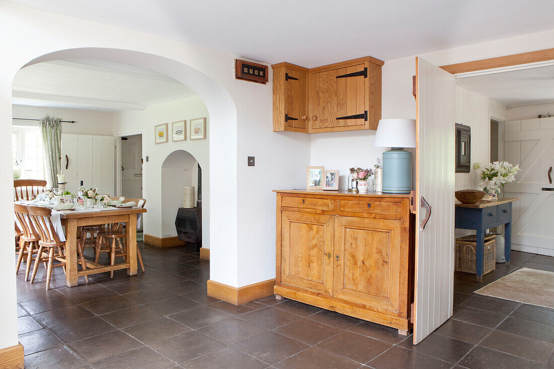 Holzanrichte und Wandschrank mit Torbogen zum Esszimmer in einem Landhaus in Surrey England UK