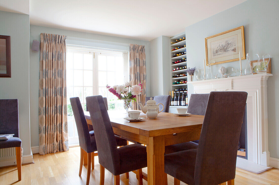 Braune Stühle am Tisch im hellblauen Esszimmer eines modernen Hauses in Chelsea London UK