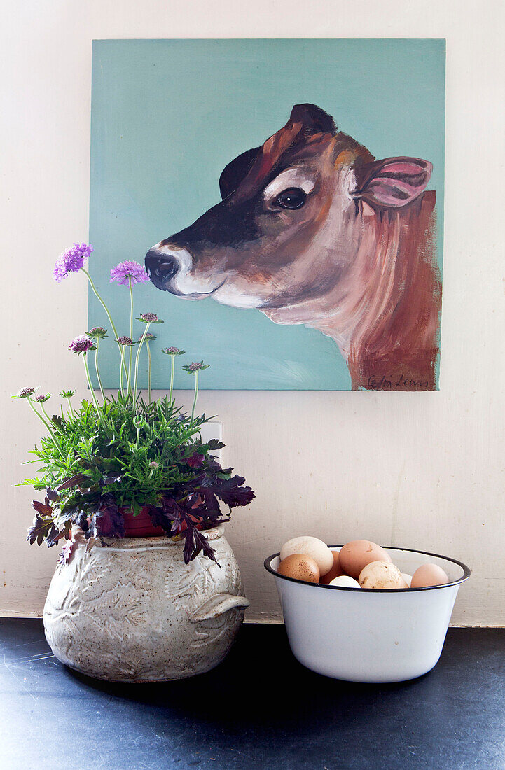 Leinwand eines Kuhkopfes mit einer Schale mit Eiern und einer Zimmerpflanze, Detail, UK