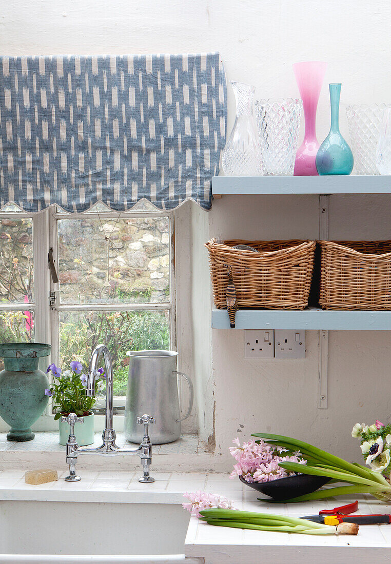 Schnittblumen an der Küchenspüle eines Hauses in Großbritannien