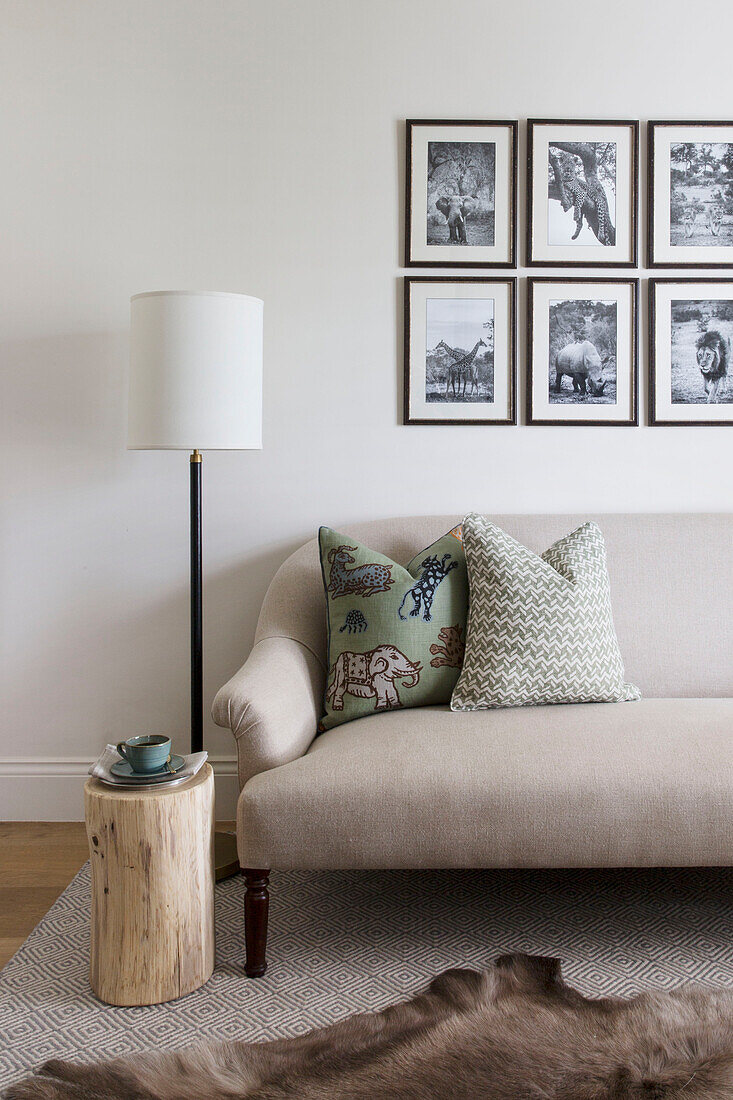 Schwarz-weiß gerahmte Drucke über dem Sofa in einem Londoner Haus UK