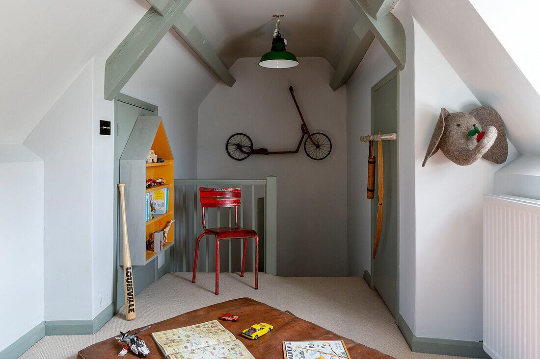 An der Wand montierter Roller im Dachgeschoss-Schlafzimmer eines Kindes Cirencester Gloucestershire UK