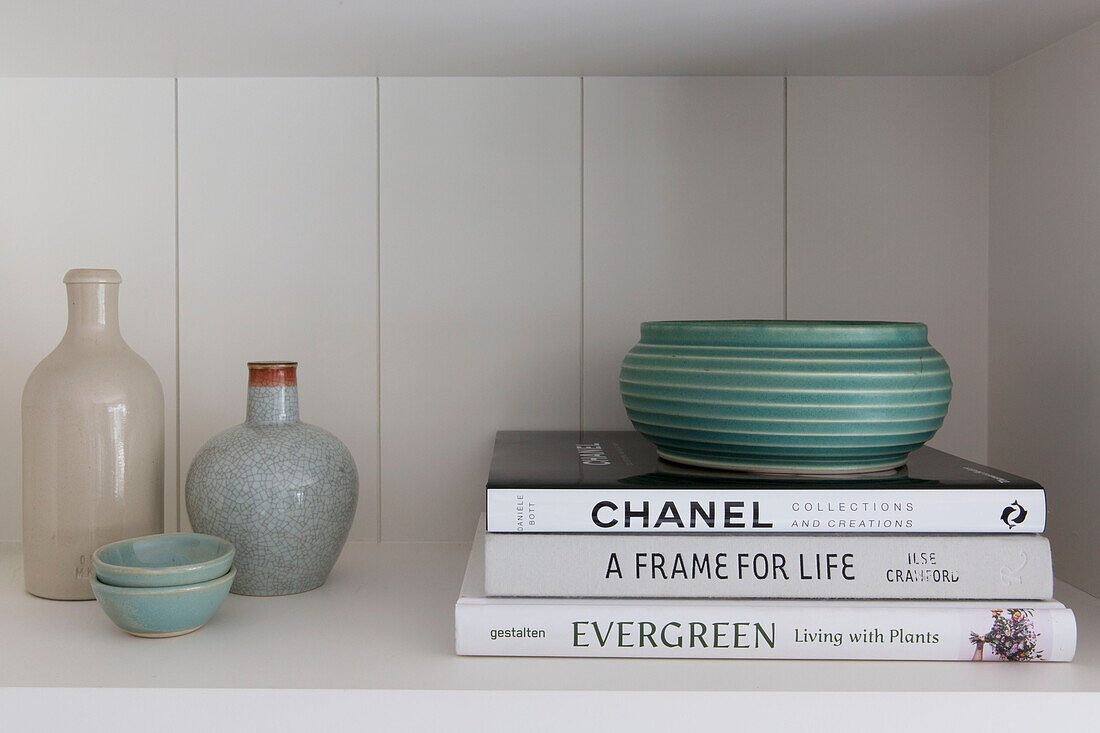 Bücher und Keramik auf einem Regal in einem Londoner Haus UK