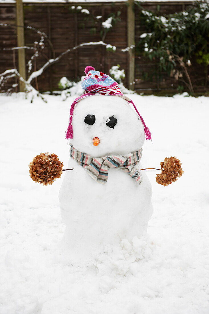 Schneemann im Garten Southend on sea Essex England UK