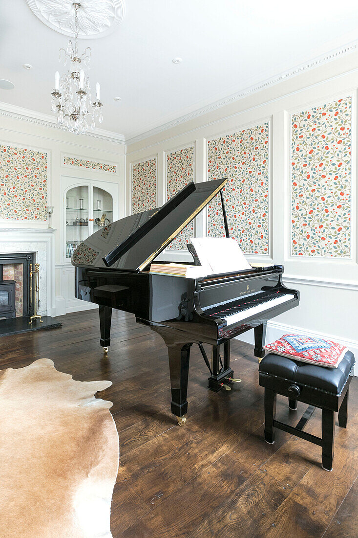 Klavier und Hocker in einem modernisierten georgianischen Haus, das unter Denkmalschutz steht (Grade II) Surrey, Großbritannien