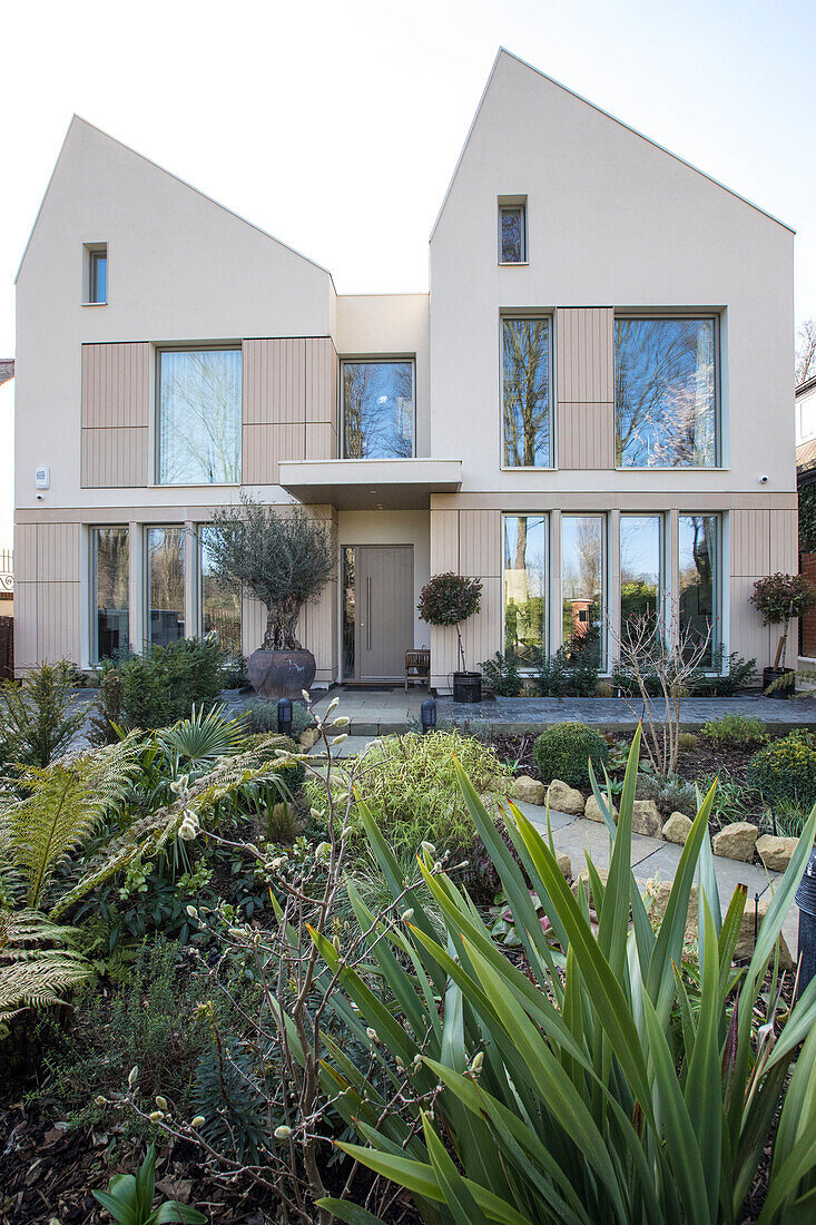 Gartenfassade eines nachhaltigen freistehenden Neubaus in Highgate London UK