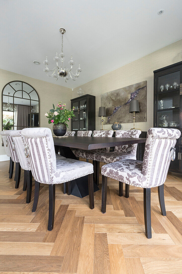 Esstisch aus Walnussholz mit gepolsterten Stühlen in einem nachhaltigen Haus in Highgate London UK