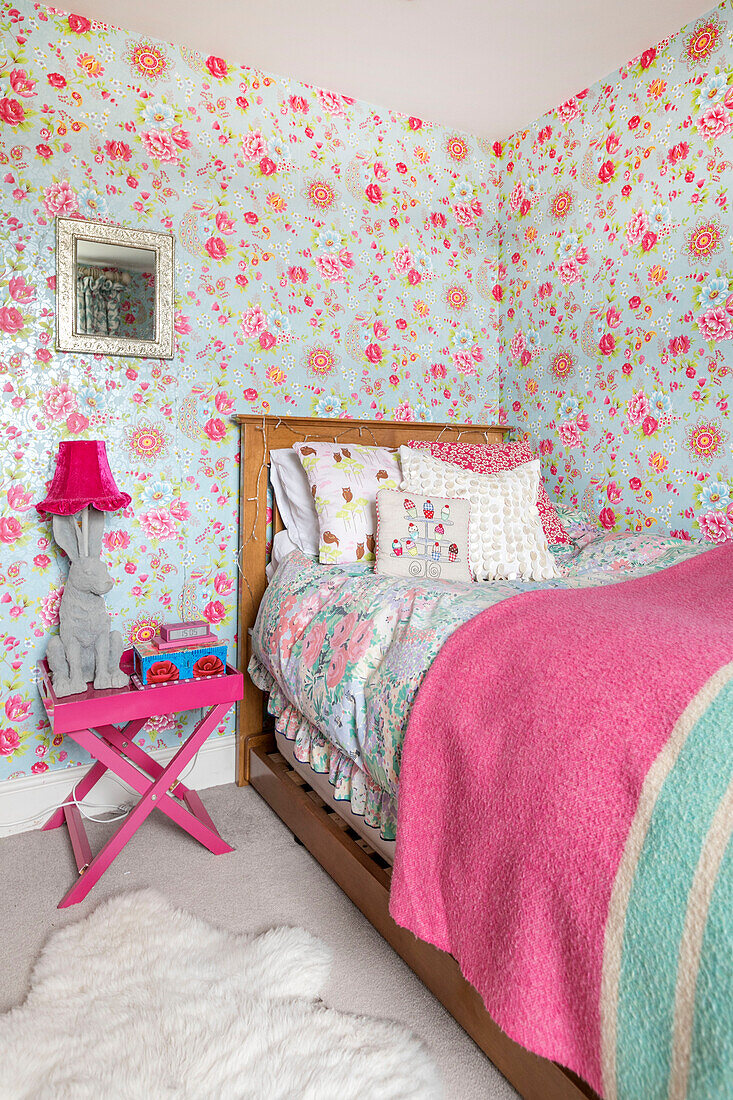 Blumentapete und hellrosa Decke und Tisch im Mädchenzimmer viktorianische Terrasse Alton UK