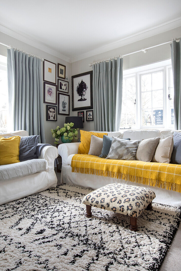 Weiße Sofas mit grauen und gelben Polstermöbeln in Guildford cottage Surrey UK