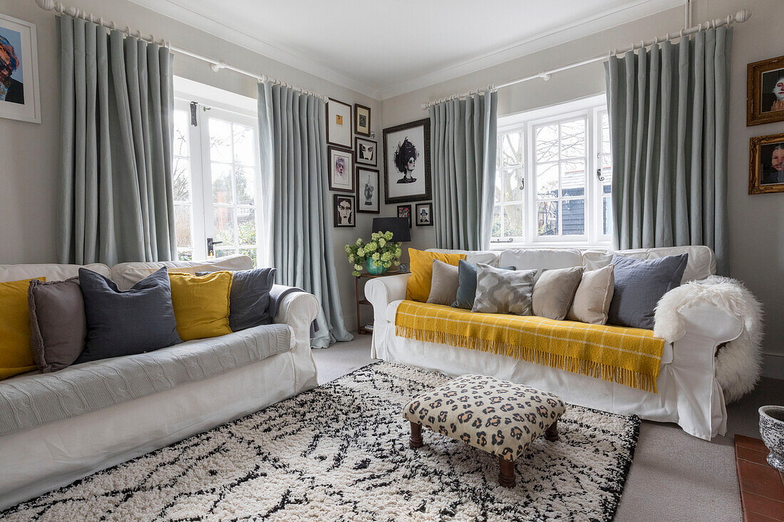 Weiße Sofas mit grauen und gelben weichen Möbeln in einem Haus in Guildford, Surrey, UK