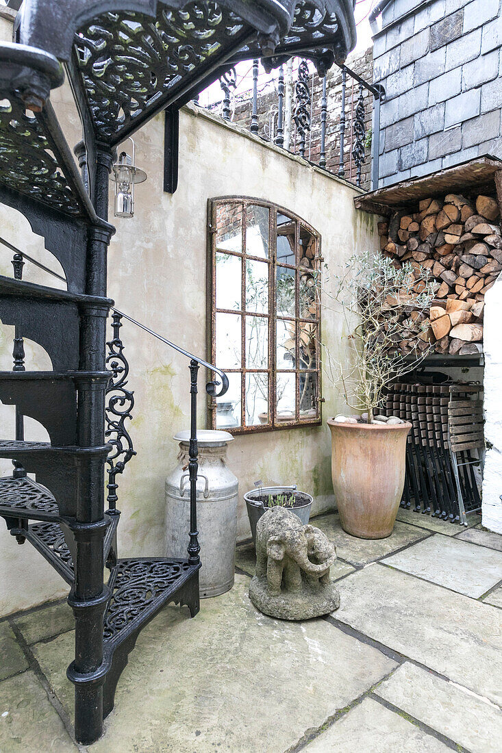 Schwarze schmiedeeiserne Metalltreppe im Innenhof eines Hauses in Winchester UK