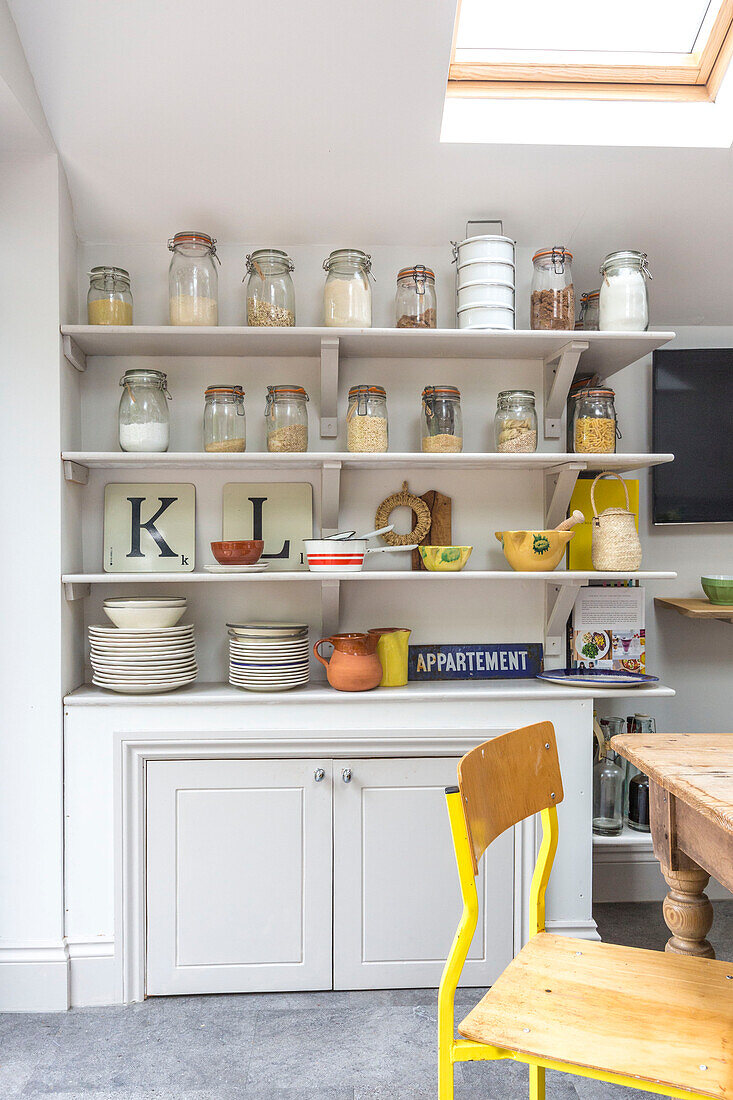 Vorrat an getrockneten Lebensmitteln und Teller mit den Buchstaben 'K' und 'L' in einer Küche in Reading, Berkshire, England UK