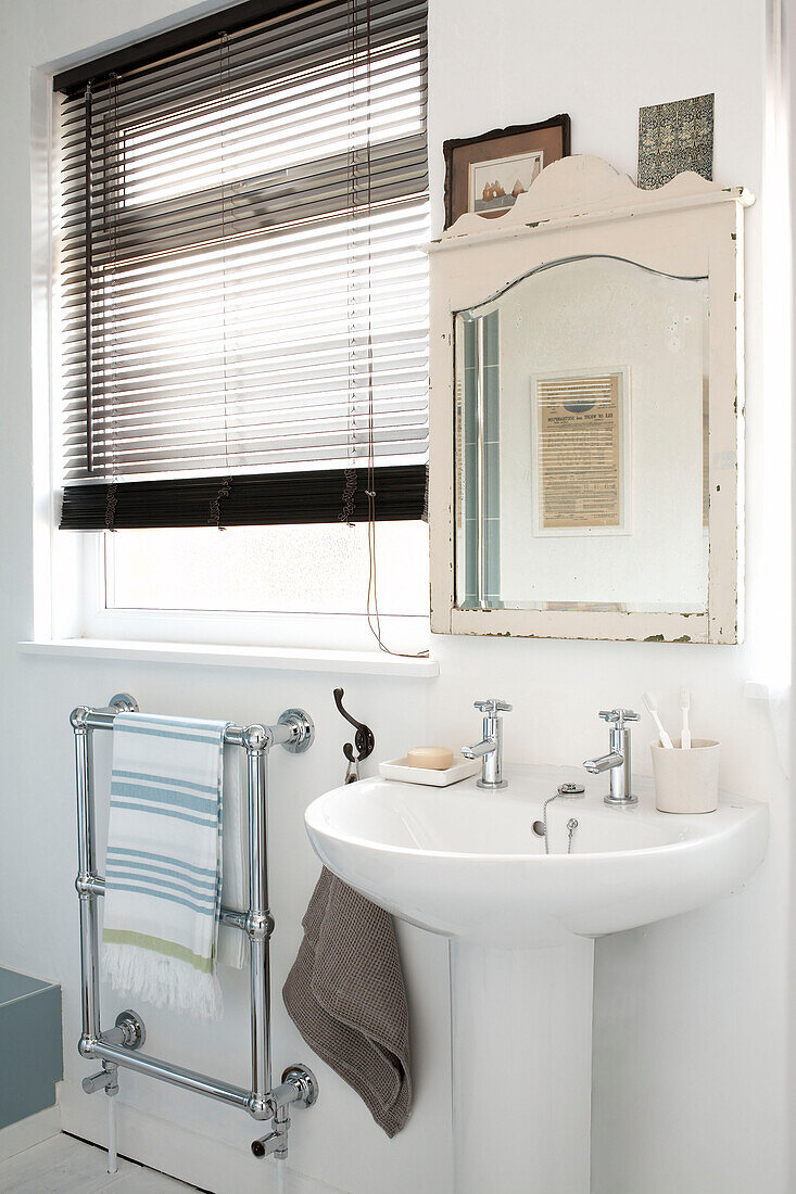 Sockelwaschtisch und wandmontierter Handtuchhalter in einem Badezimmer auf der Isle of White