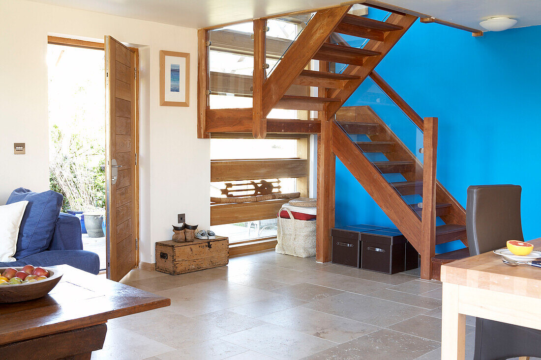 Blaue Wand und Holztreppe in einem Haus auf der Isle of White
