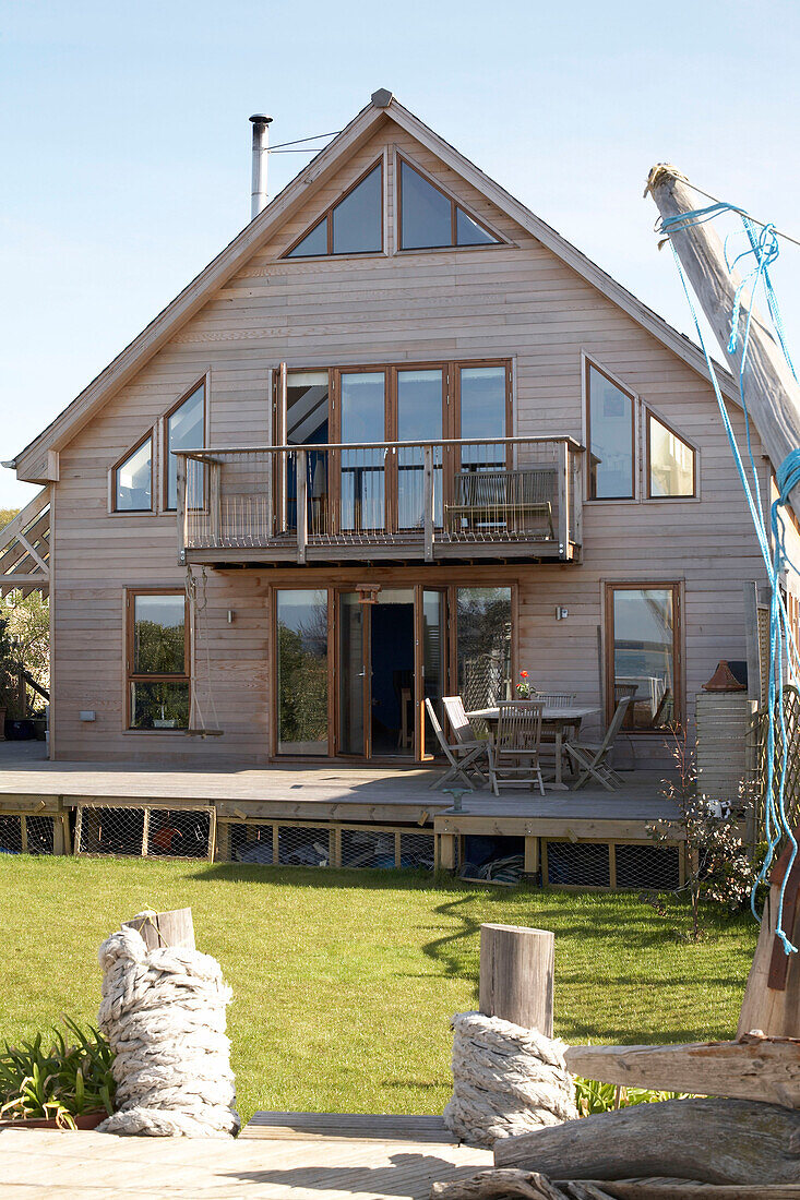 Holzhaus mit Terrassendielen und Rasen in Gurnard, Isle of White