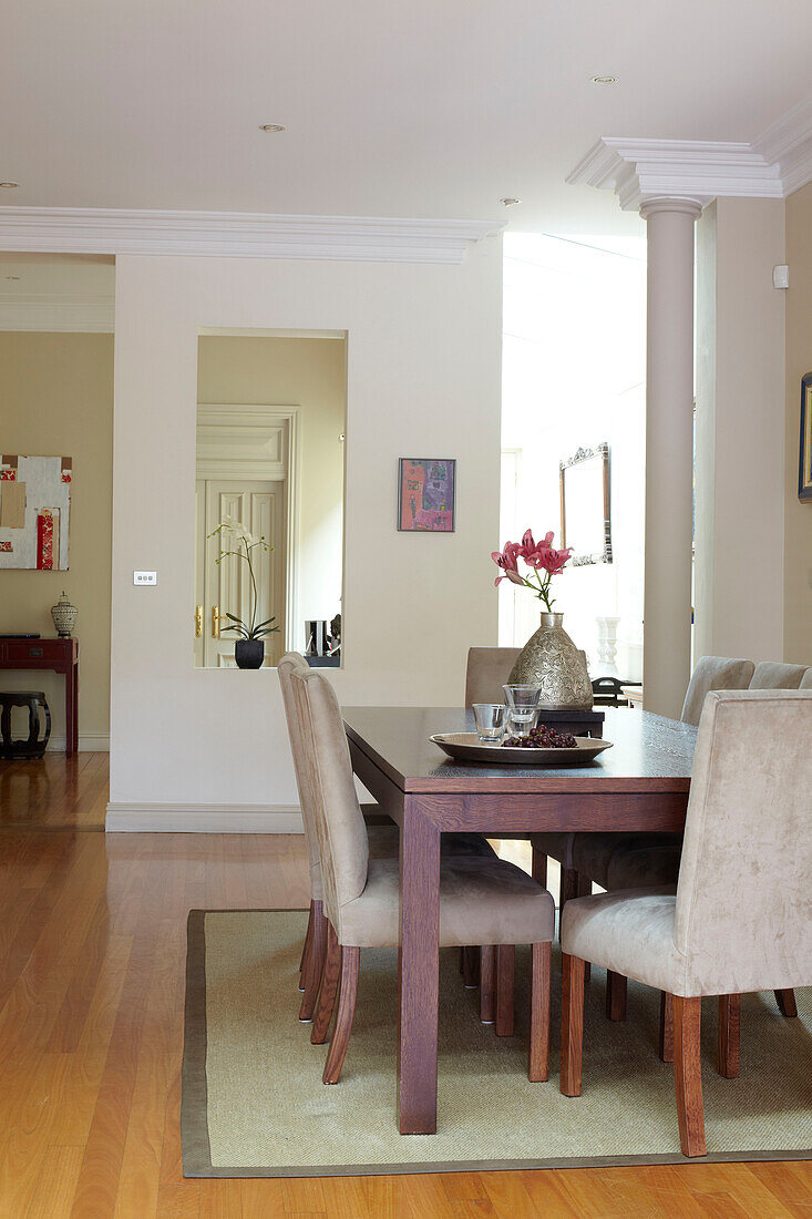Esszimmertisch mit Spiegel, der ein Gefühl von Raum vermittelt, in einem Haus in Sydney, Australien
