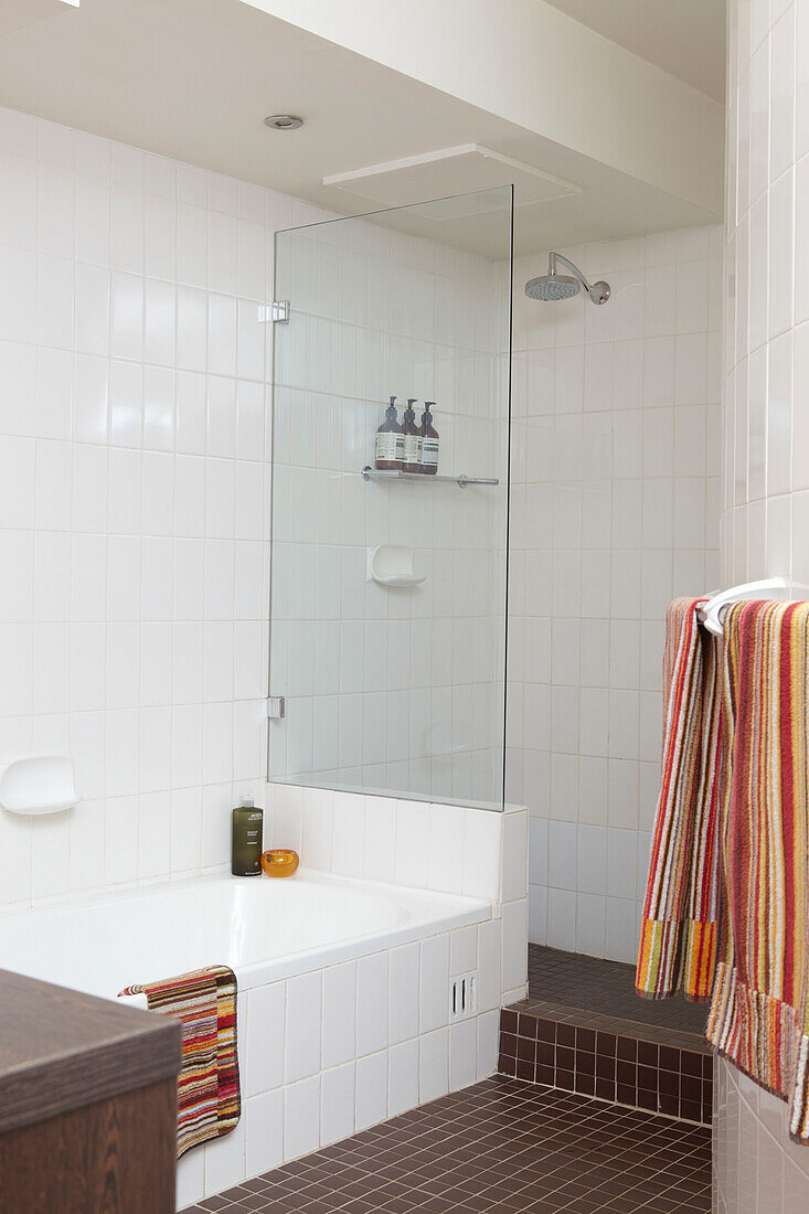 Badezimmer mit Duschkabine in einer Wohnung in Sydney, Australien