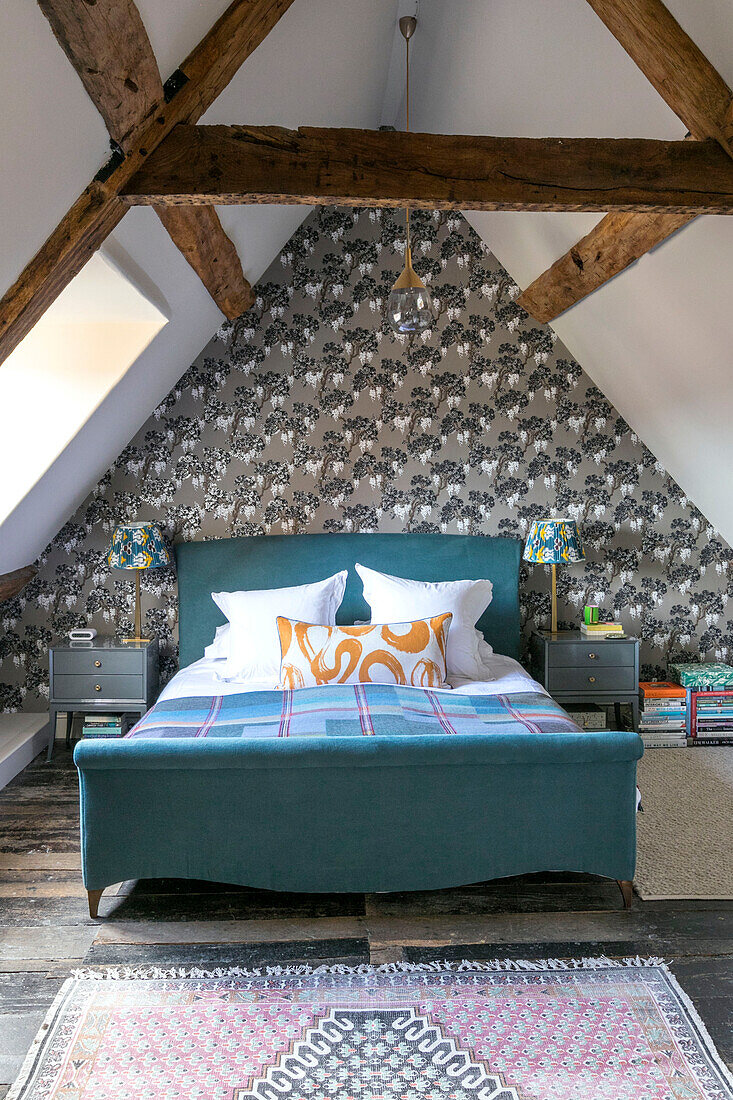 Wisteria-Tapete und Ikat-Lampe im Schlafzimmer im Dachgeschoss eines unter Denkmalschutz stehenden jakobinischen Hauses Alton UK