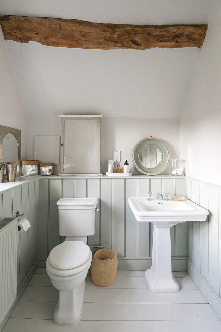 Badezimmer mit Holzbalken aus Zunge und Nut in einem unter Denkmalschutz stehenden jakobinischen Haus (Grade II) Alton UK