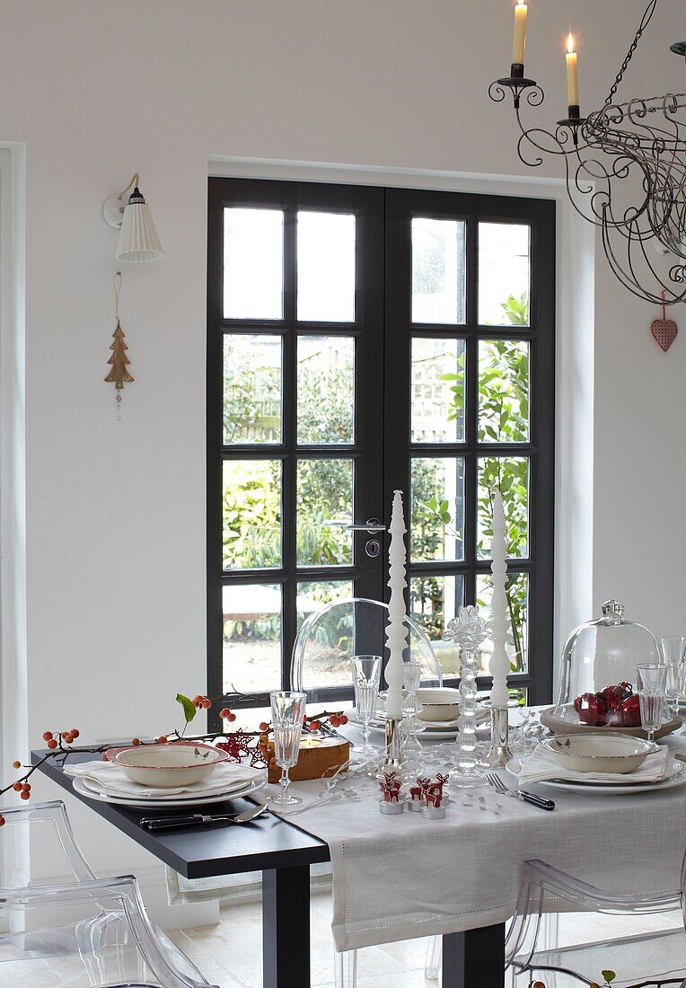 Weihnachtlicher Esstisch in einem britischen Haus, UK