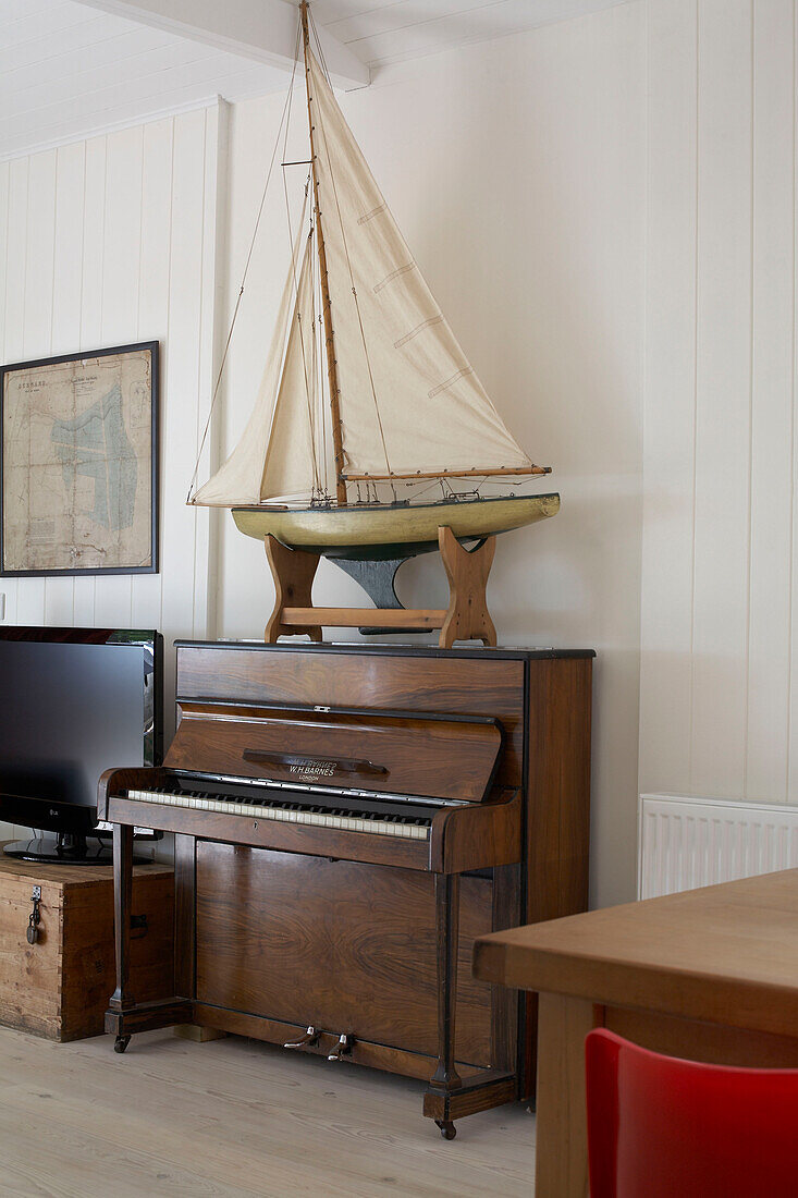 Modellboot auf dem Klavier im Ferienhaus auf der Isle of Wight