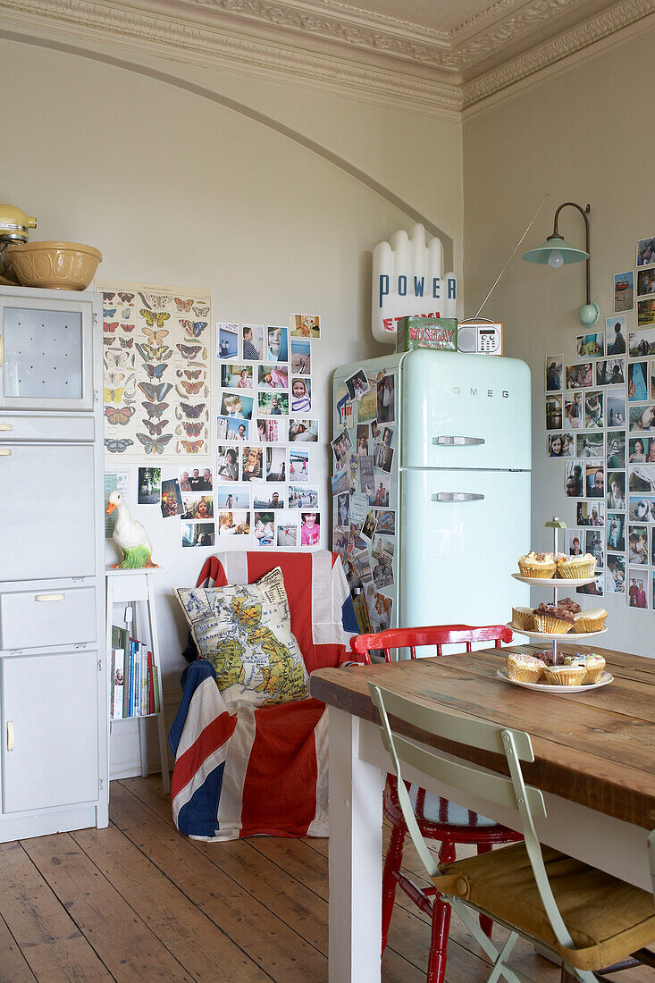 Postkartenständer in einer Küche mit Holzboden und hoher Decke