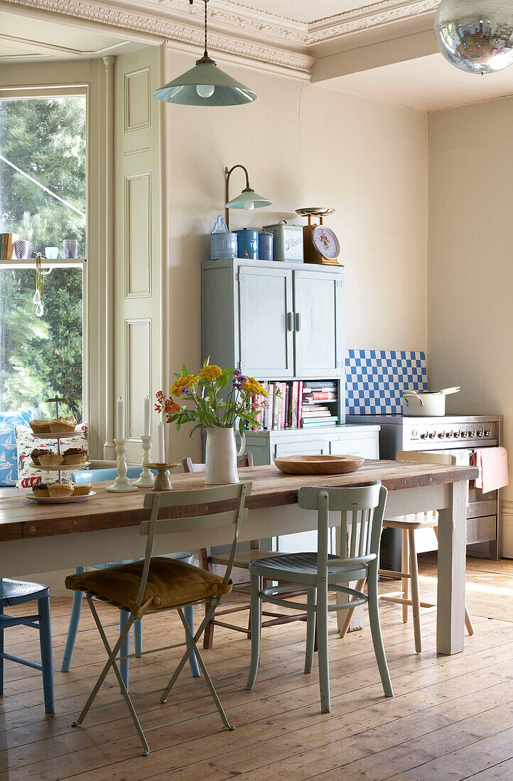 Tisch und Kommode mit hoher Decke in einer Küche in East Sussex