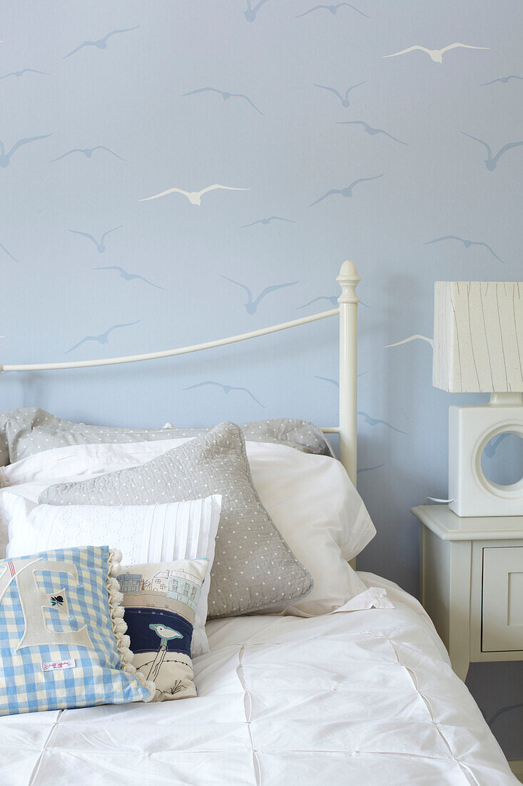 Maritimes, hellblaues Schlafzimmer in einem Haus in Bembridge, Isle of Wight, England, UK