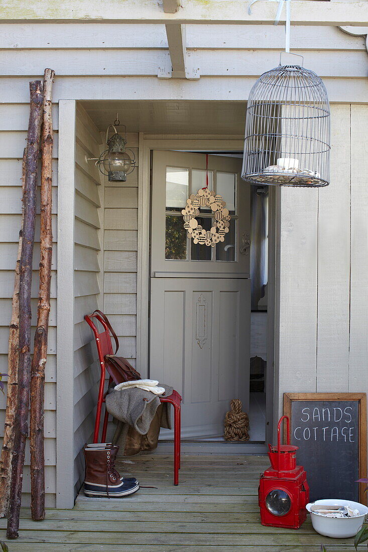 Vogelkäfig hängt in der Eingangshalle eines Hauses auf der Isle of Wight, UK