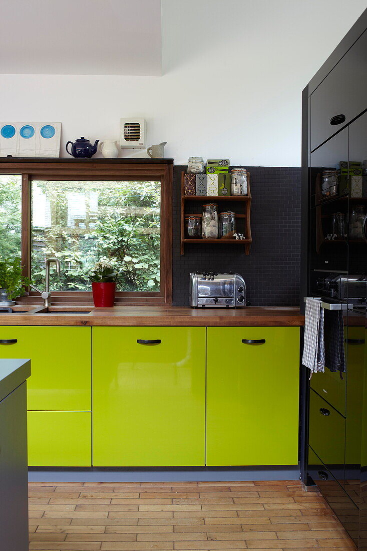 Lindgrüne Schränke in der Einbauküche eines modernen Neubaus auf der Isle of Wight