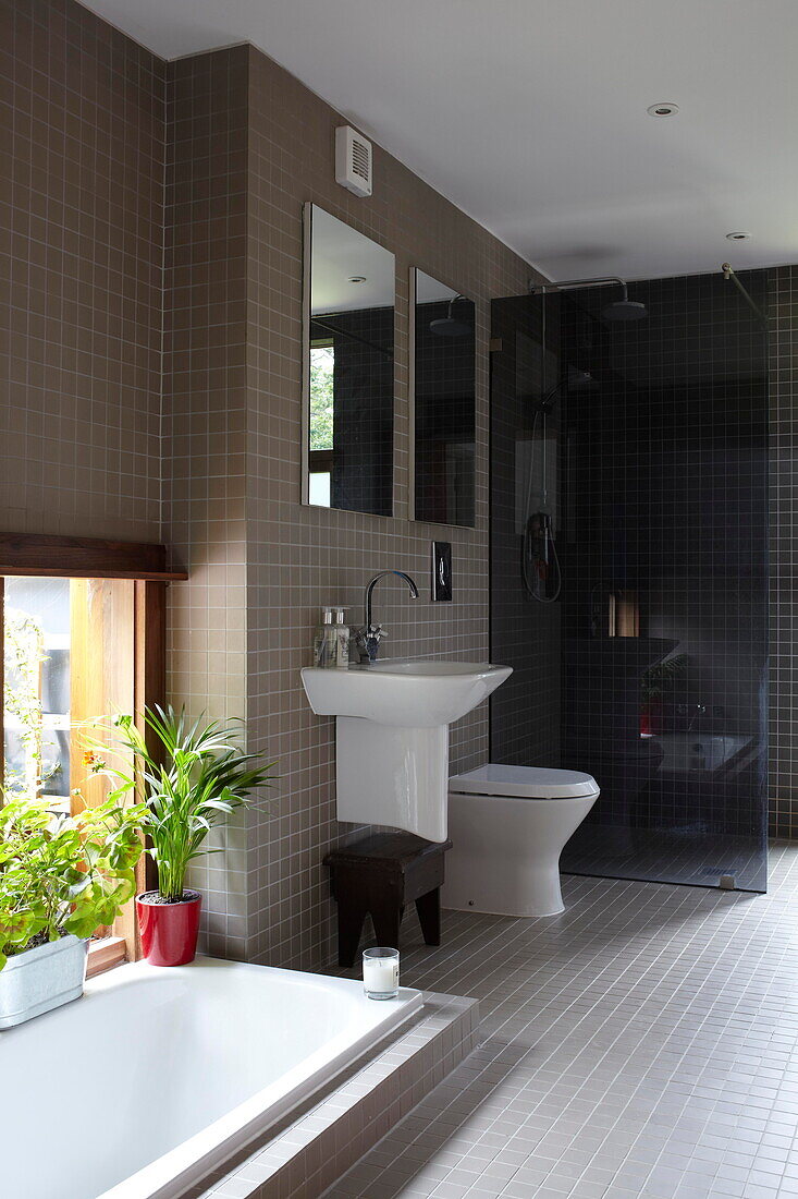 Gefliestes Badezimmer mit eingelassener Badewanne in einem modernen Neubau auf der Isle of Wight