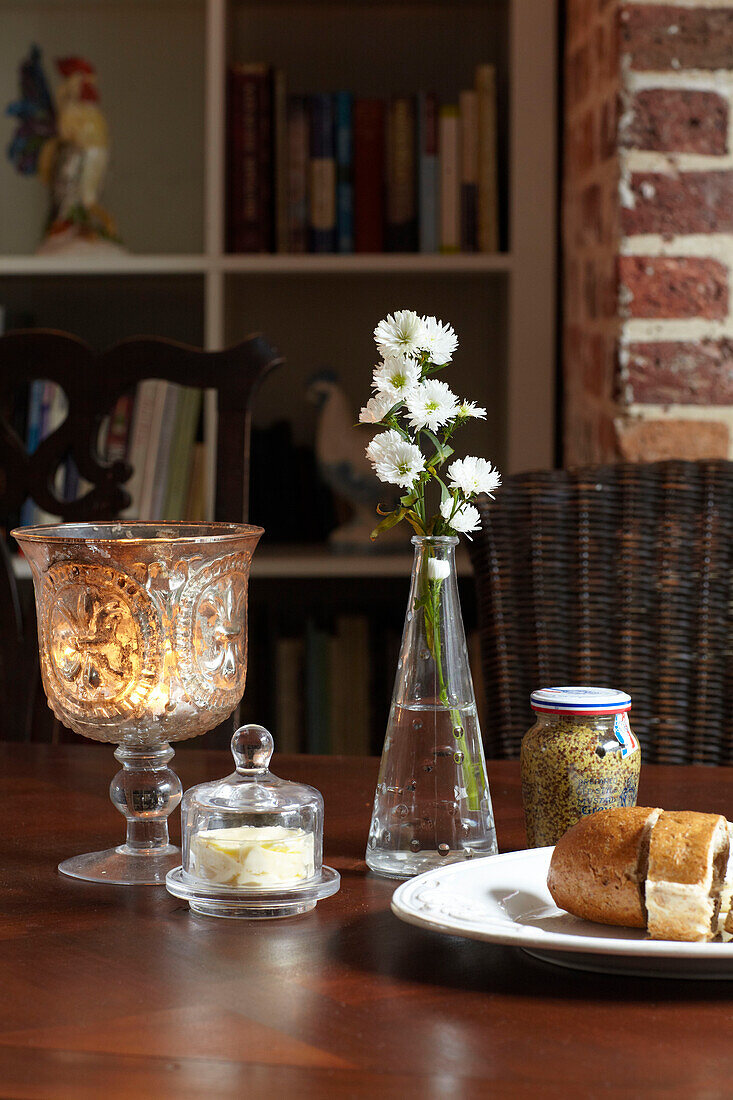 Beleuchtete Kerze mit Knoblauchbrot und Senf auf dem Esstisch in einer Doppelhaushälfte UK