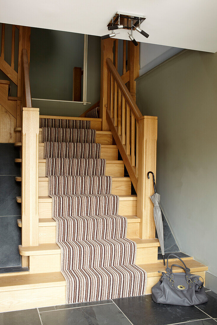 Mit Teppich ausgelegte Holztreppe in einem Haus in Somerset, England, UK
