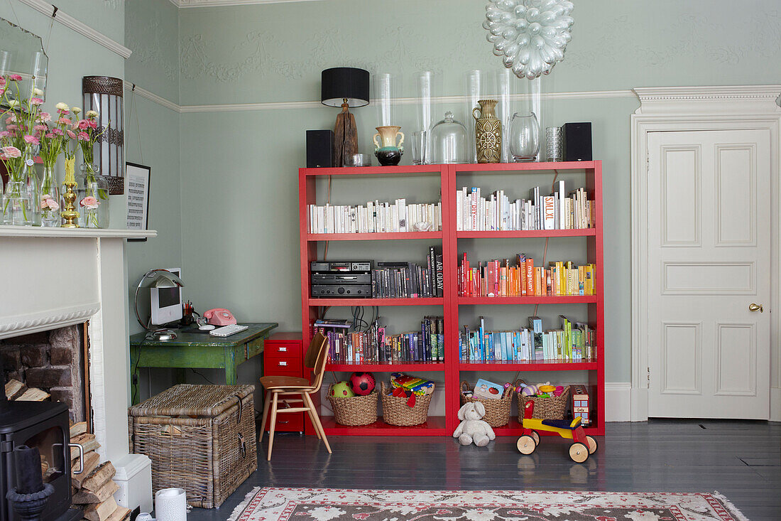 Vasen und Bücher auf einem Regal im Wohnzimmer eines schottischen Wohnhauses UK